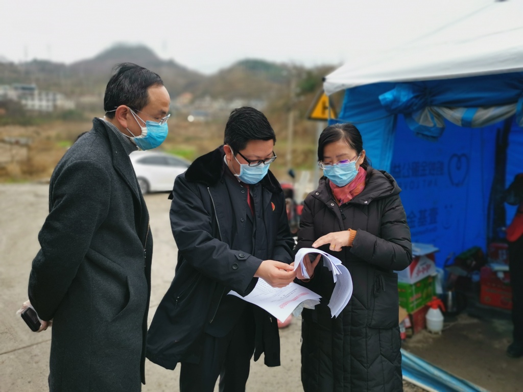 蒙家念一行看望青山村王官桥卡点值守党员干警
