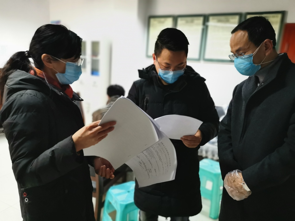 蒙家念一行在时光社区看望下沉社区开展疫情防控工作的干警